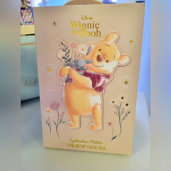 ♤ Disney Winnie the Pooh Eyeshadow Palette ♤ - Picture 1 of 4